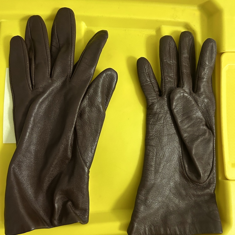 Danier brown leather gloves. Like new. Smoke free pet free home